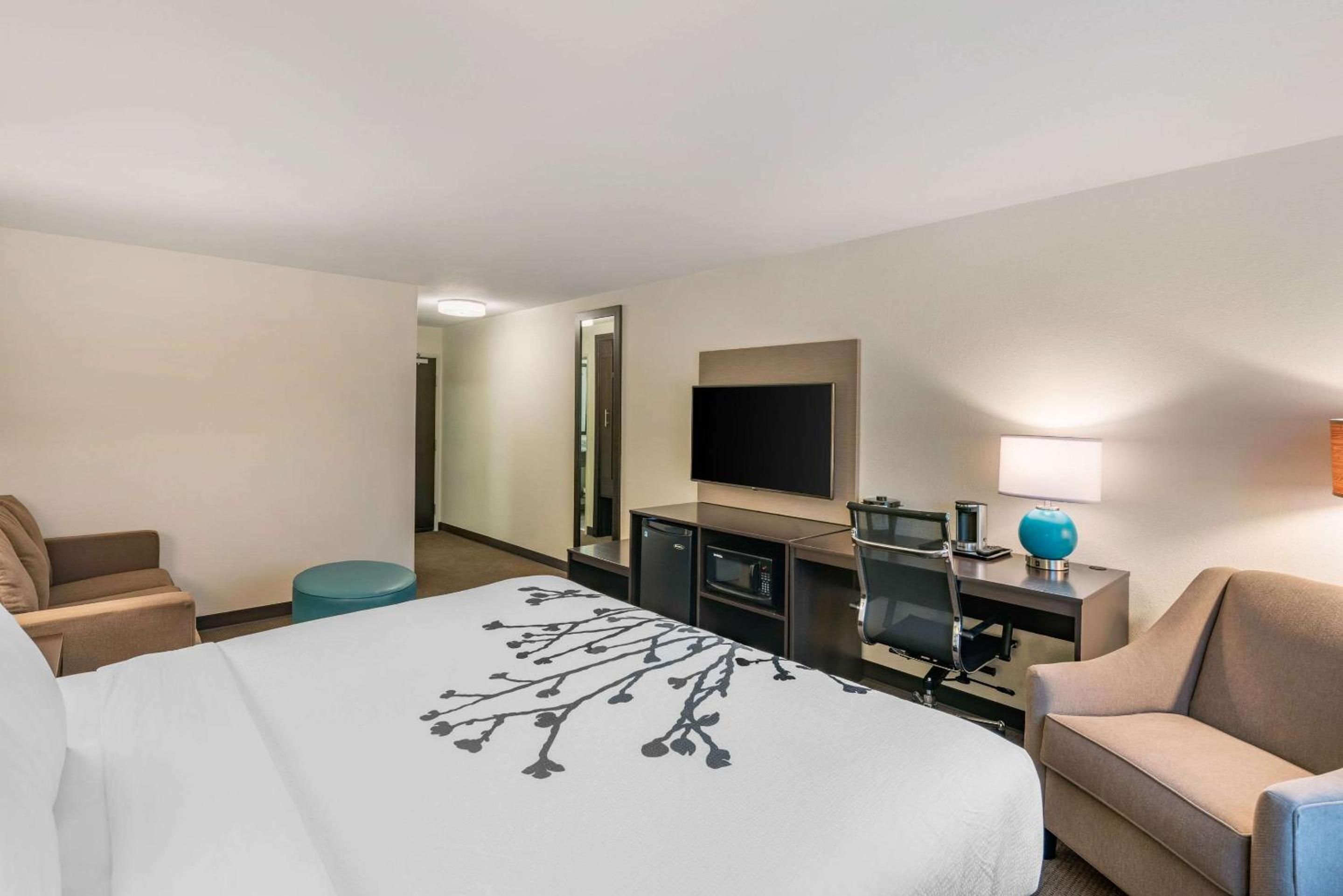 غرفة بسرير كينج مع أريكة، Sleep Inn Spokane Airport 3/7