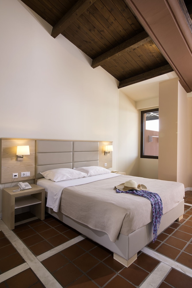 Kallisti Apartment Hotel 12/38