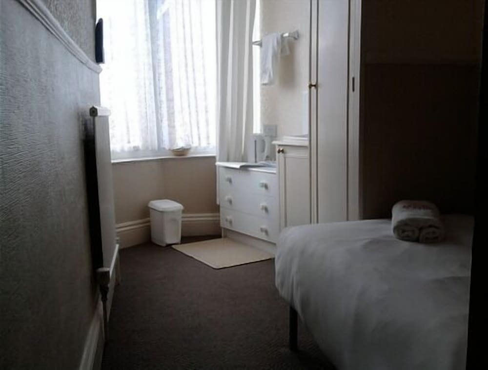 Brampton Guest House 50/50