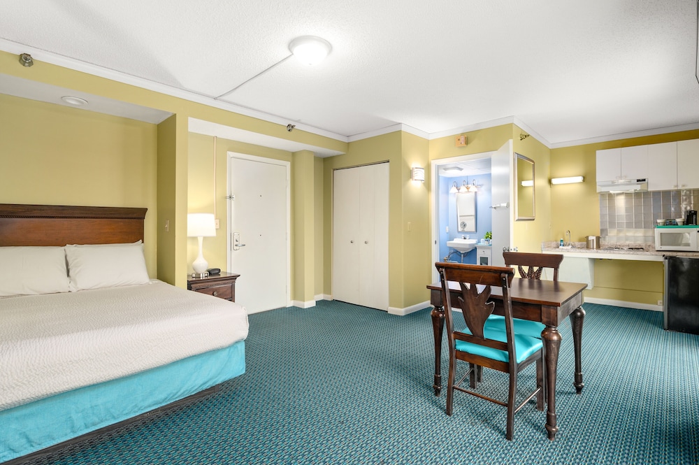 SUITE, QUEEN BED, SOFA, ACCESSIBLE