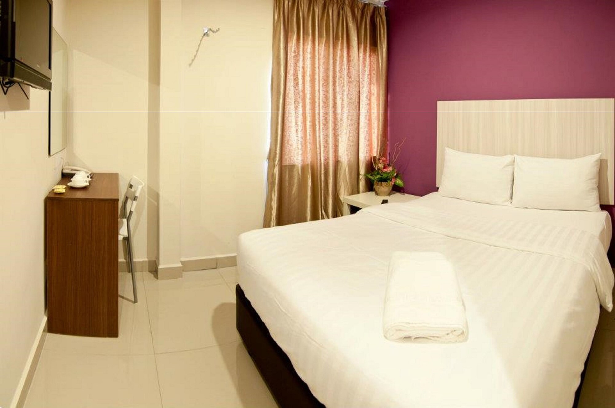 DELUXE, QUEEN BED