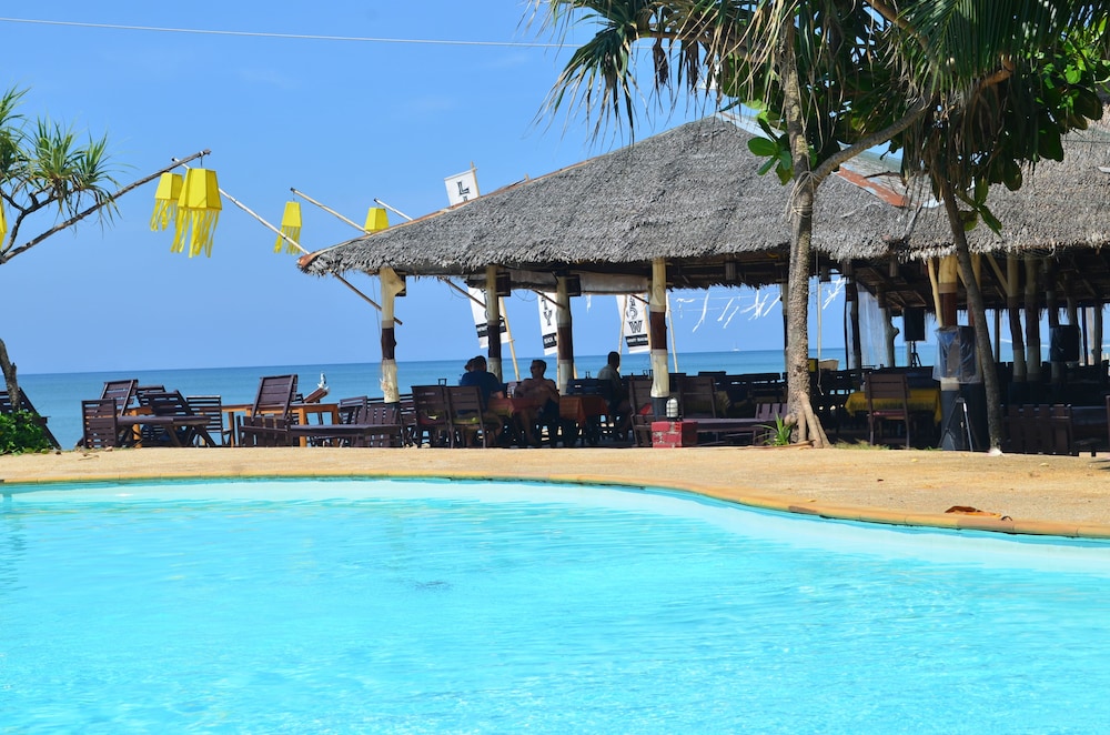 Lanta Nice Beach Resort 64/69