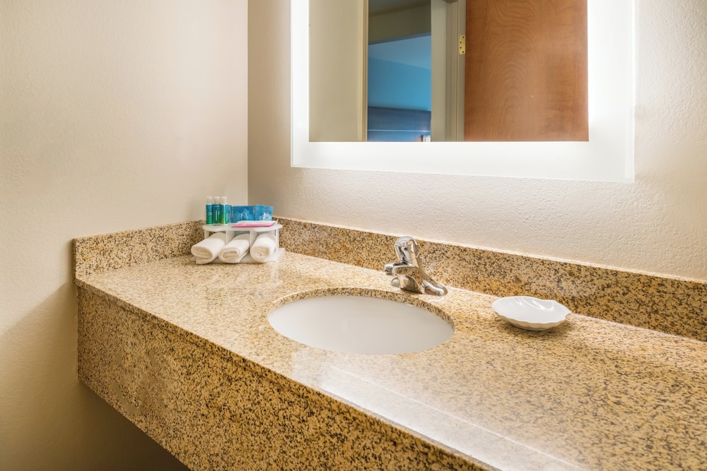 Holiday Inn Express & Suites Rocky Mount/Smith Mtn Lake 72/75