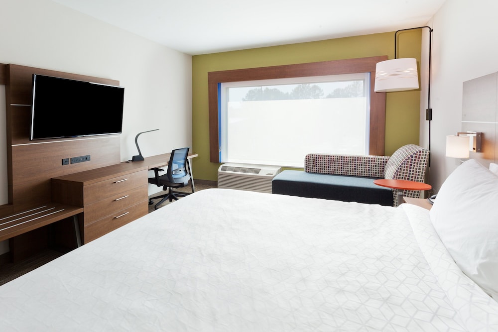 Holiday Inn Express & Suites Fayetteville 12/62