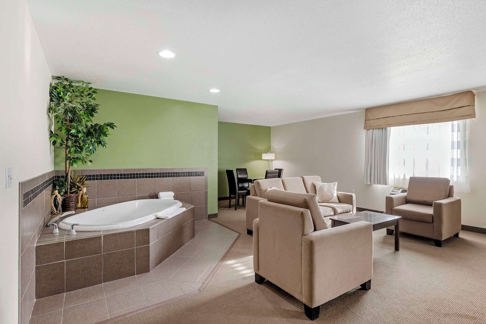 Sleep Inn & Suites Charles City 19/54