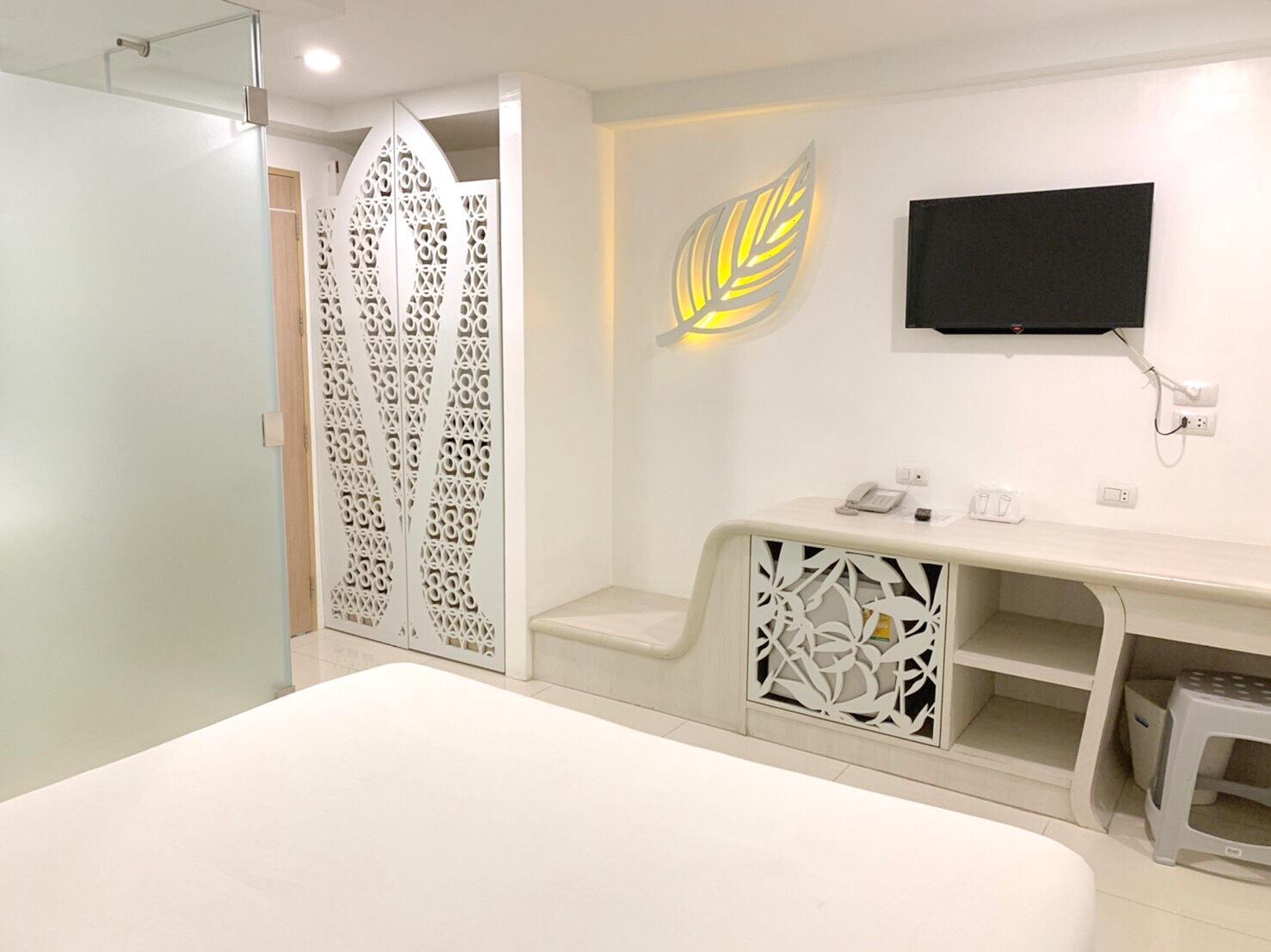 Standard, Queen Bed, No Window
