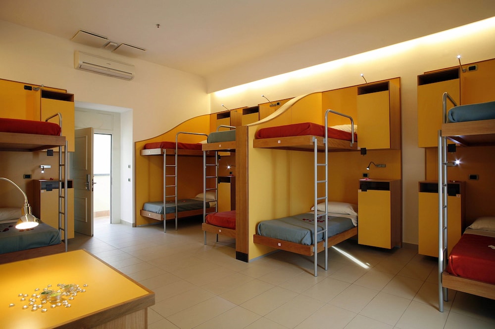 SEVEN HOSTEL 38/57