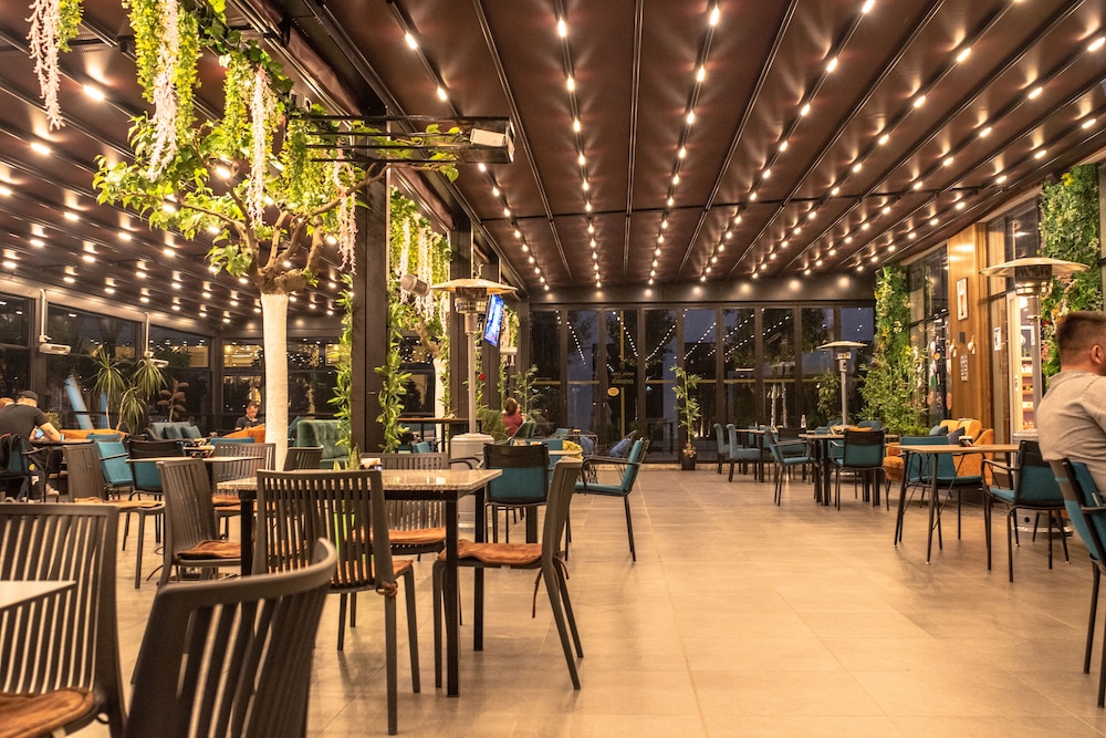 Royal East Resort 48/64
