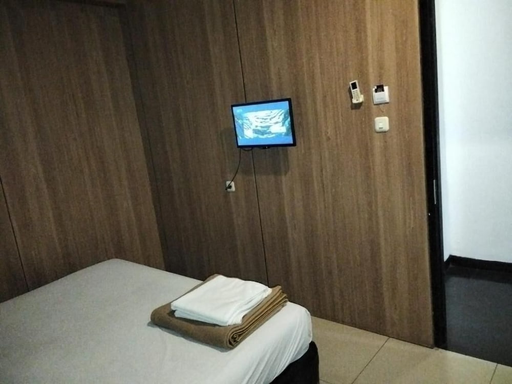 Hotel California 24/36