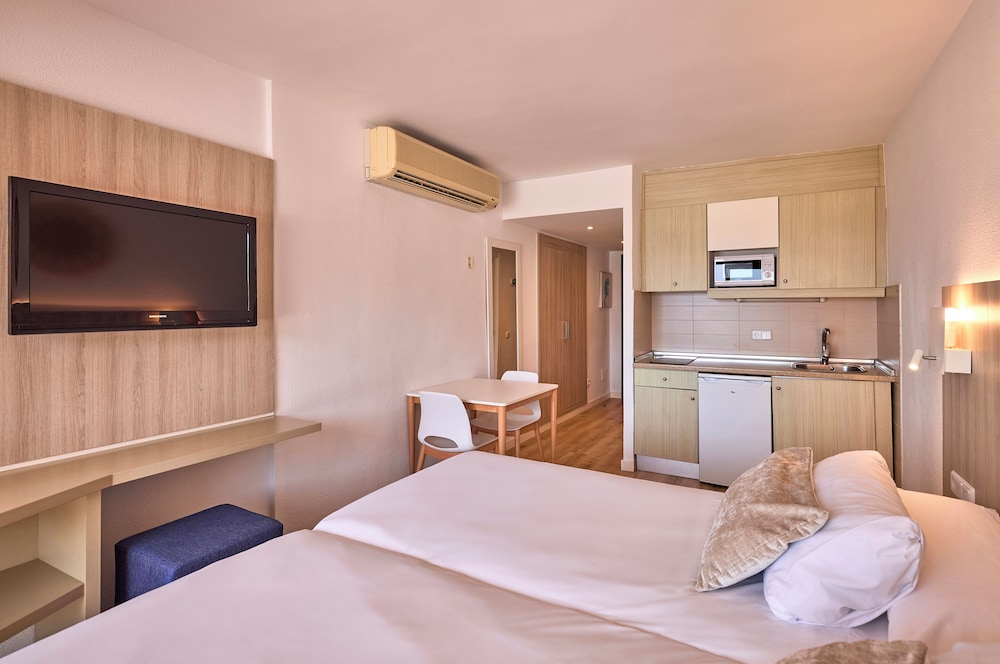 Universal Don Camilo Aparthotel 27/71