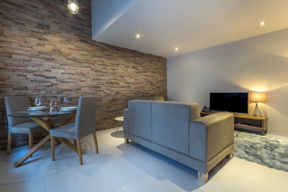 Basinghall Suites 4/33