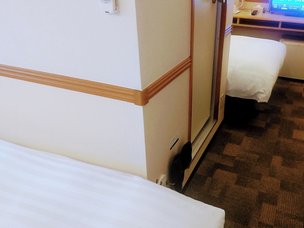 ROOM, TWIN BEDS
