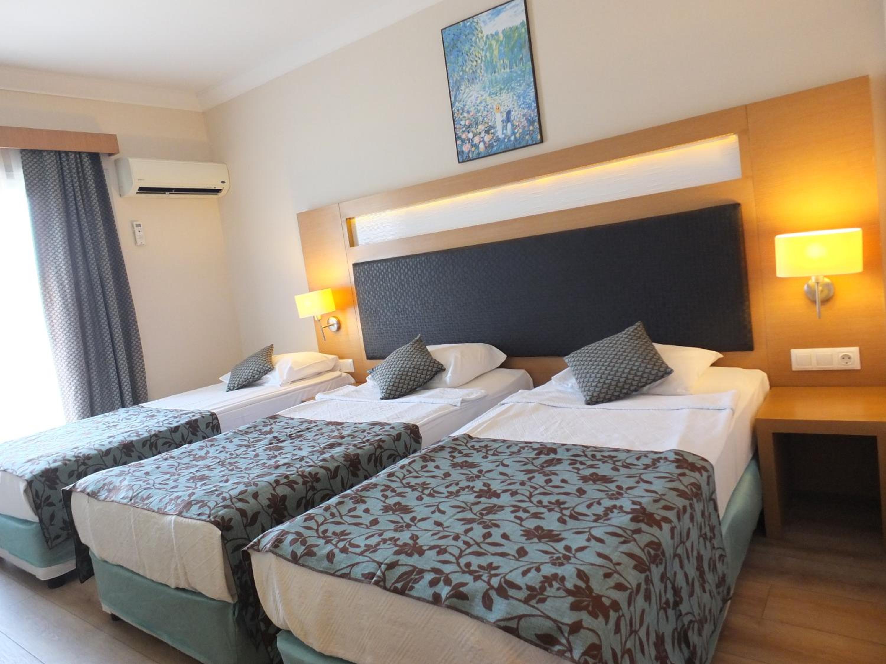 Room, Triple, Marbel Hotel 2/10