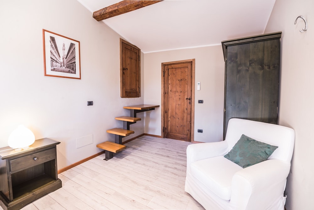 A Few Steps to The Duomo Elegant 2BD Apt 6/29