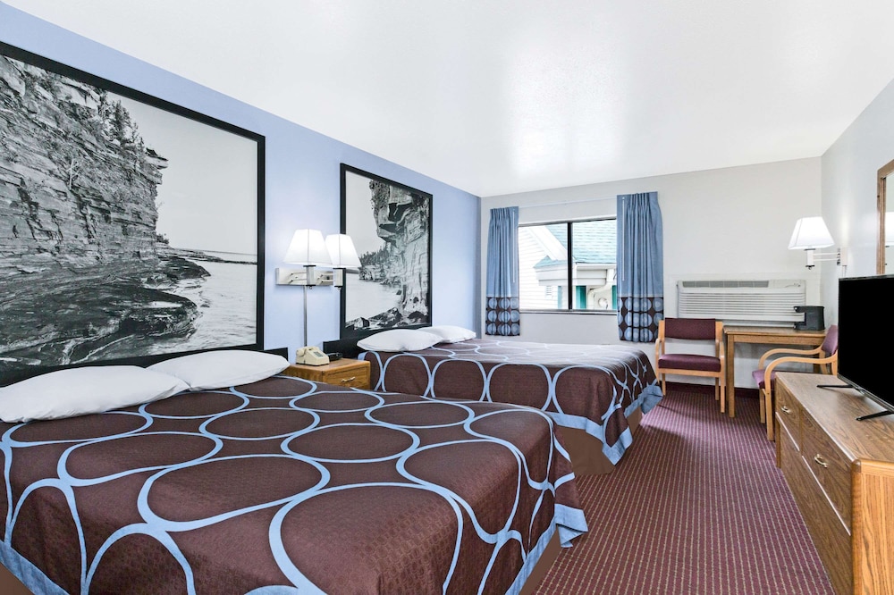 Super 8 by Wyndham Wisconsin Dells 6/16