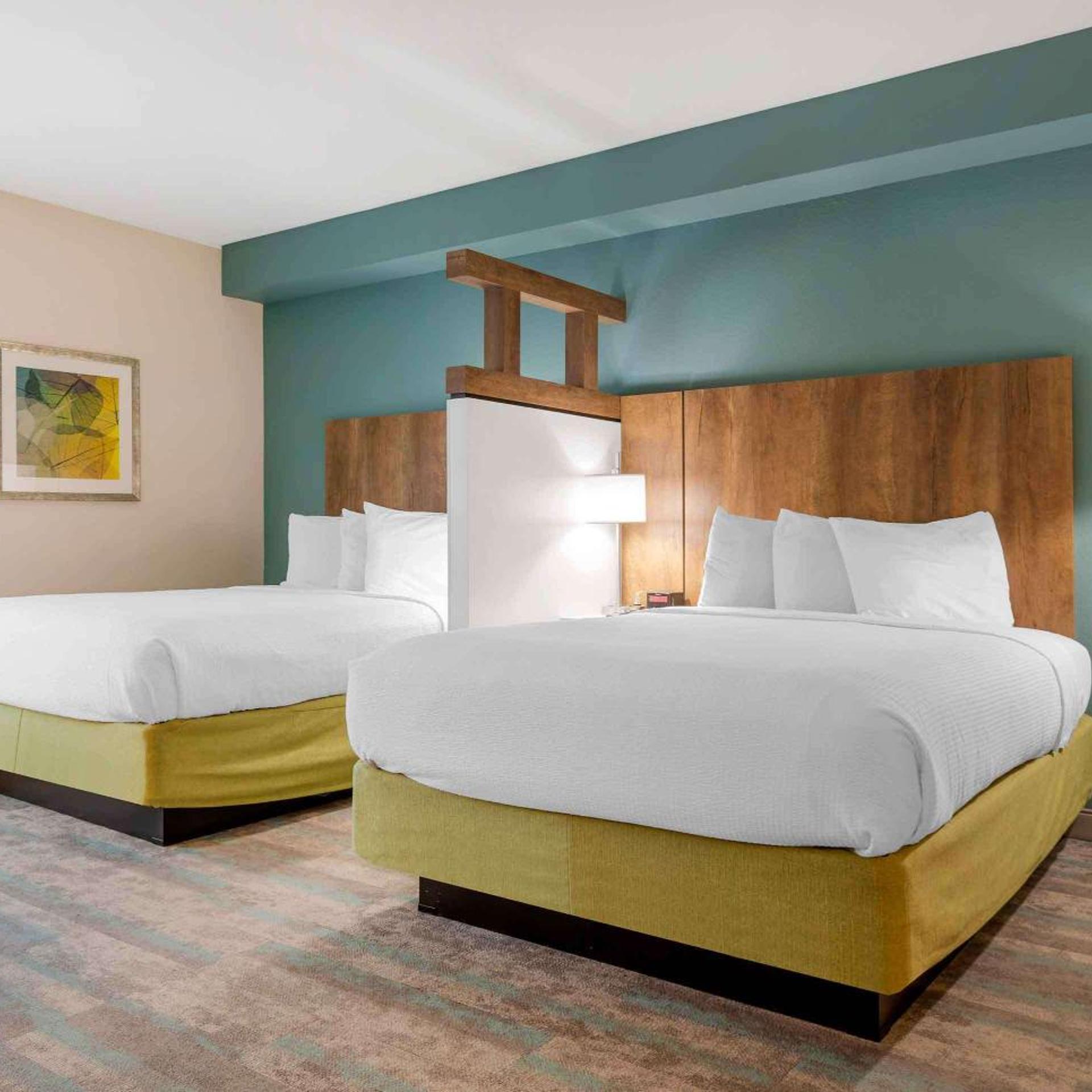 STUDIO, 2 QUEEN BEDS