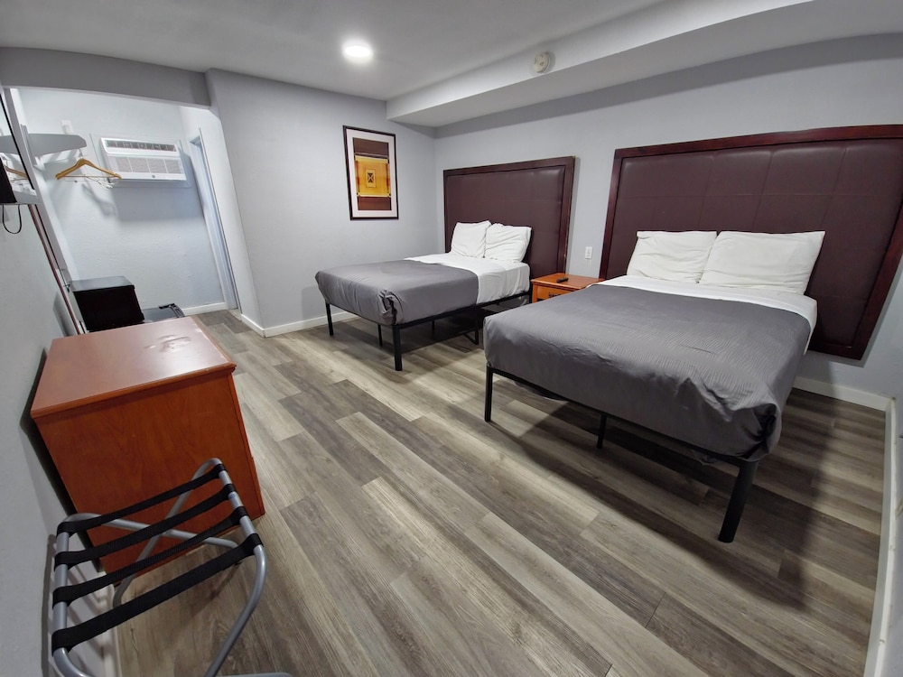 STANDARD, 2 DOUBLE BEDS