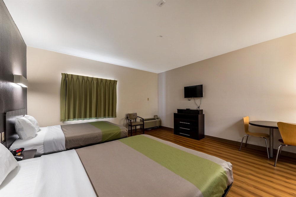 Super 8 by Wyndham Kenedy TX 13/26