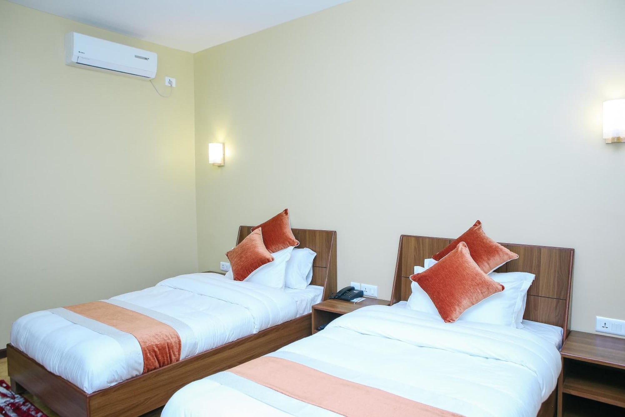 DELUXE, TWIN BEDS