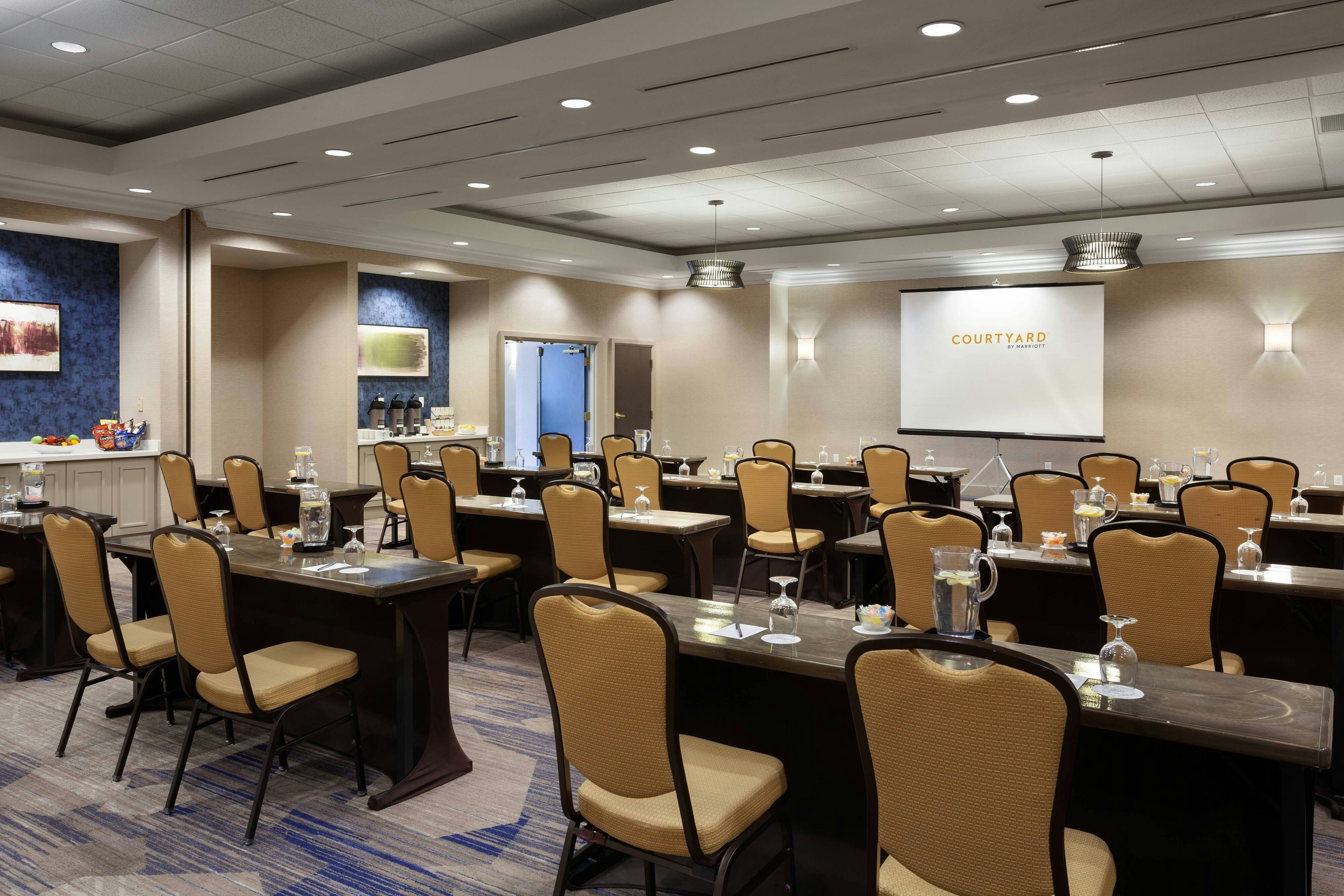 Courtyard by Marriott Orlando Lake Buena Vista in the Marriott Village 24/33