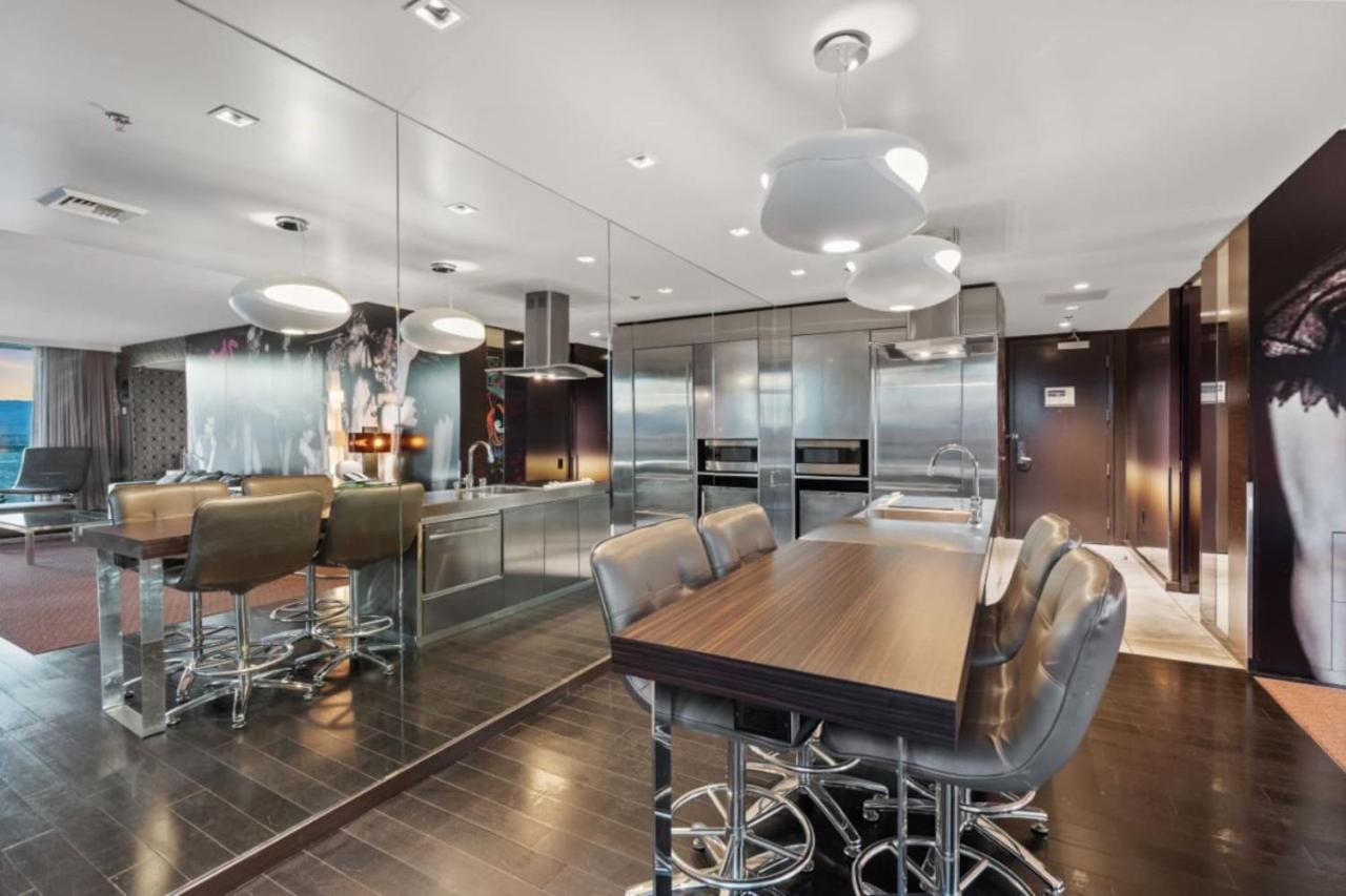 The Celine Riviera Suite at Palms Place 27/42