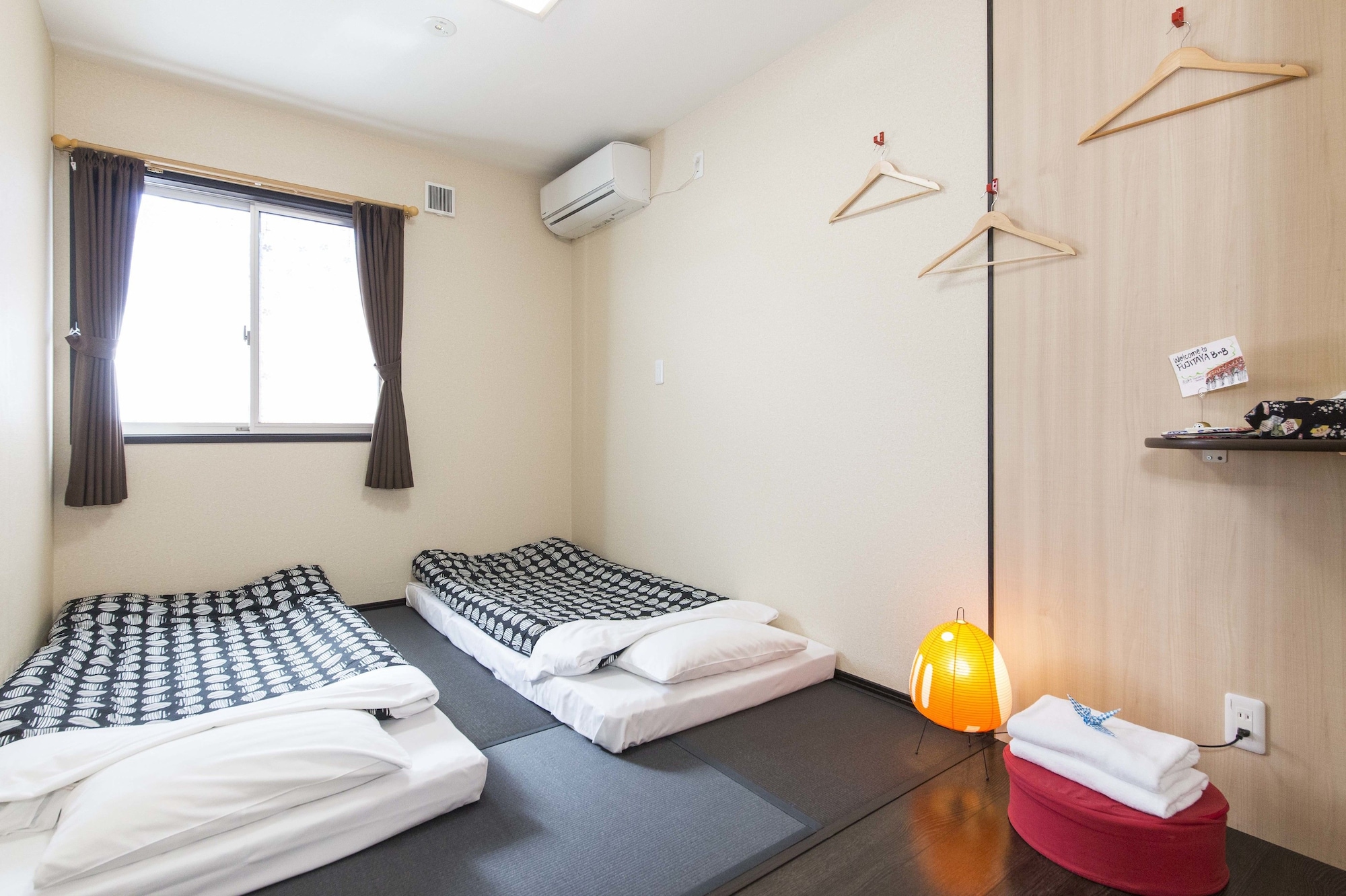 PRIVATE, 2 FUTON BEDS, SHARED BATHROOM