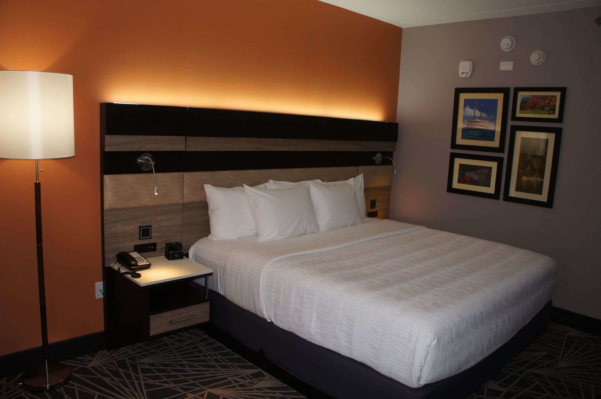 غرفة ديلوكس بسرير كينج، La Quinta Inn & Suites by Wyndham Branson 2/3