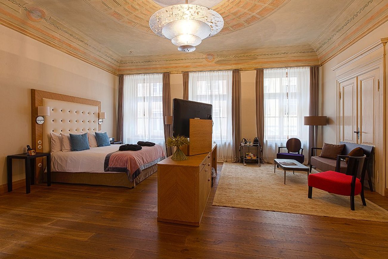 Dome Hotel 10/33