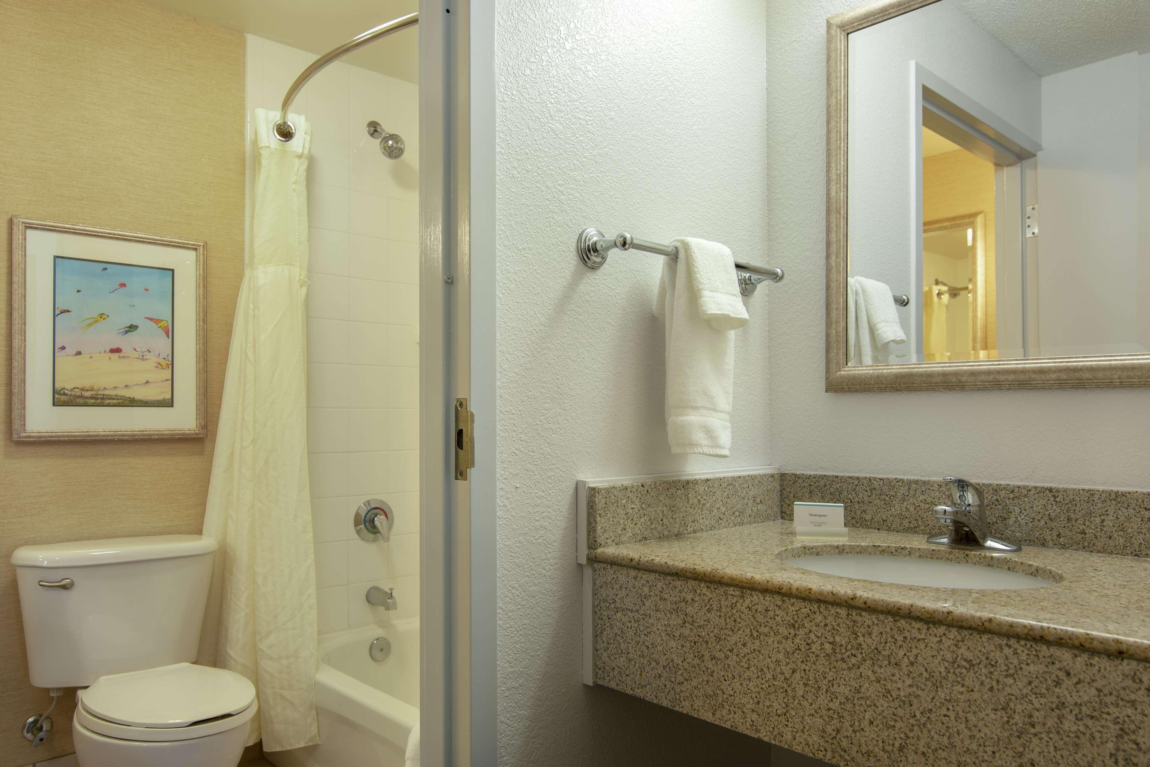1 Bedroom, Suite, King Bed, Side Ocean View، Hilton Garden Inn Outer Banks/Kitty Hawk 2/3