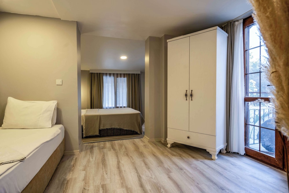 Bugra Alacati - Adults Only 17/42