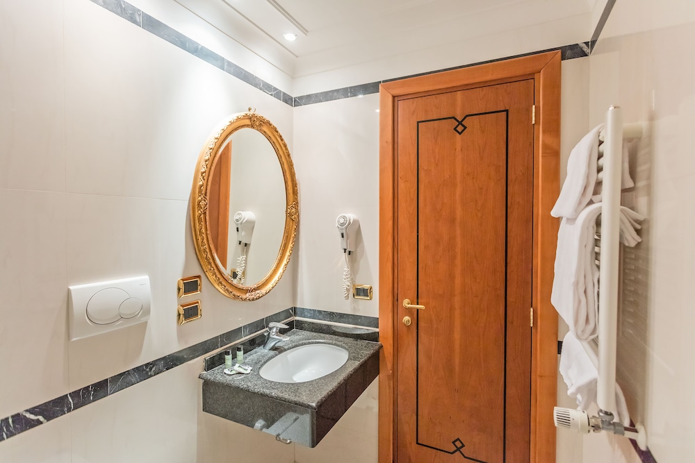 Raeli Hotel Lux 29/30