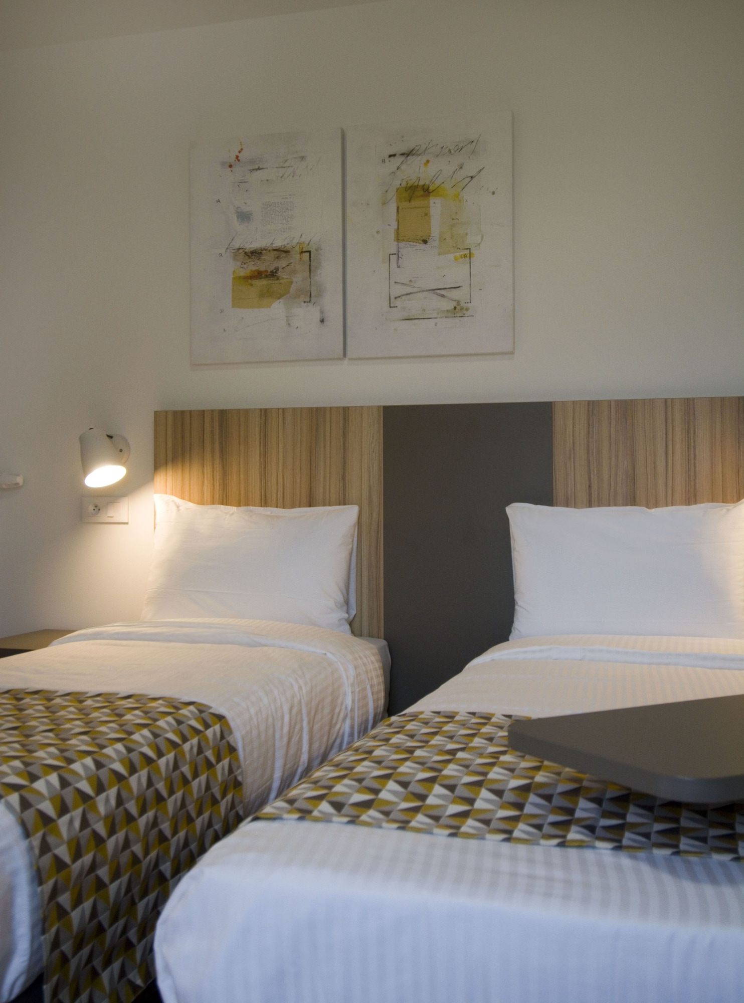 ROOM, TWIN BEDS