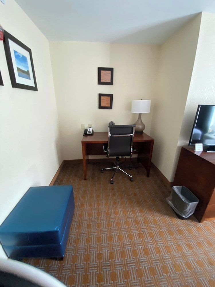 Comfort Inn & Suites Brattleboro I-91 28/47