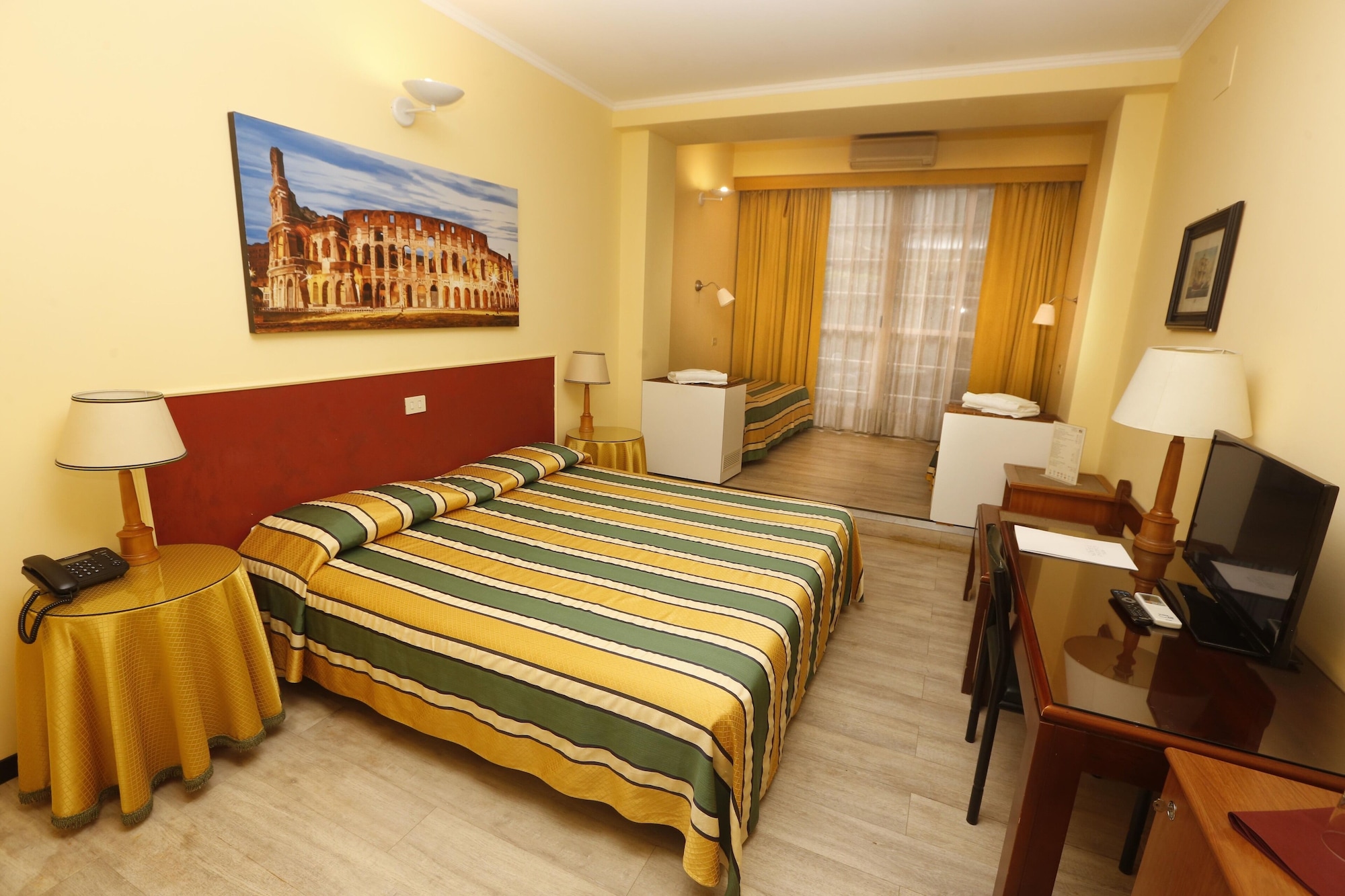 ROOM, QUADRUPLE