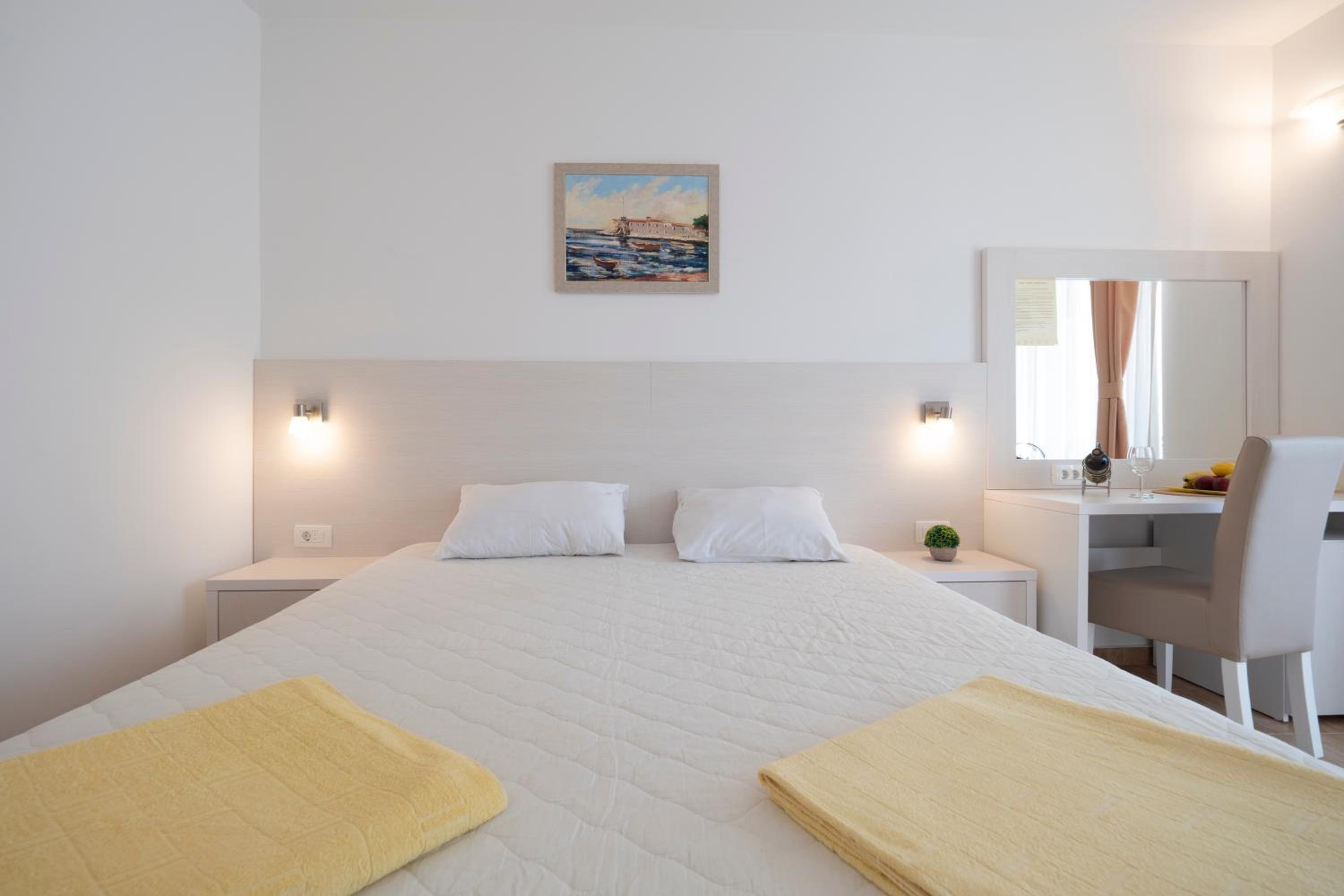 ROOM, DOUBLE BED