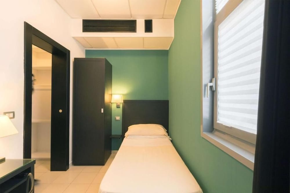 Hotel Executive Business 12/28
