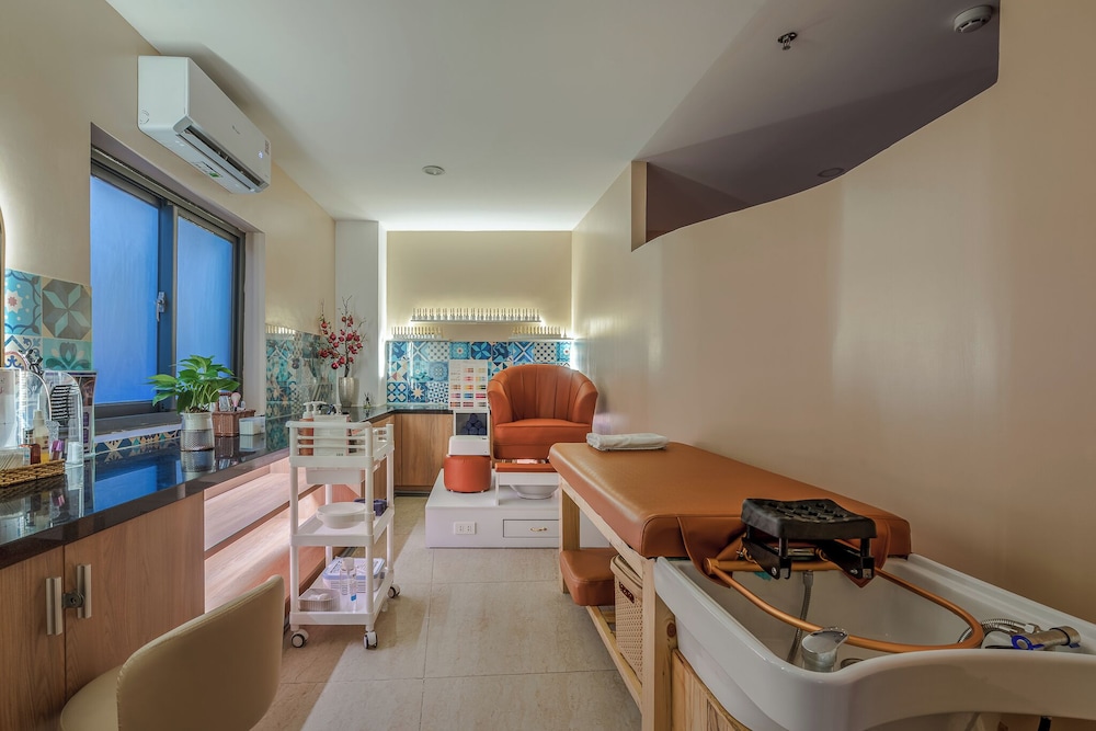 SAZI Resin Hotel - Free Nails/HairWash 35/50