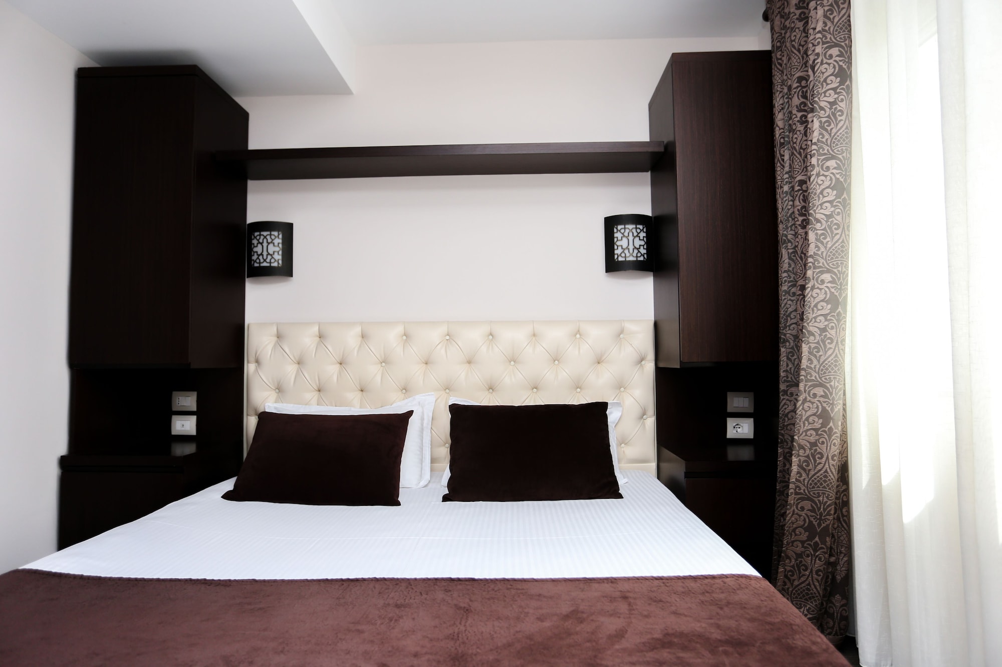ROOM, DOUBLE BED