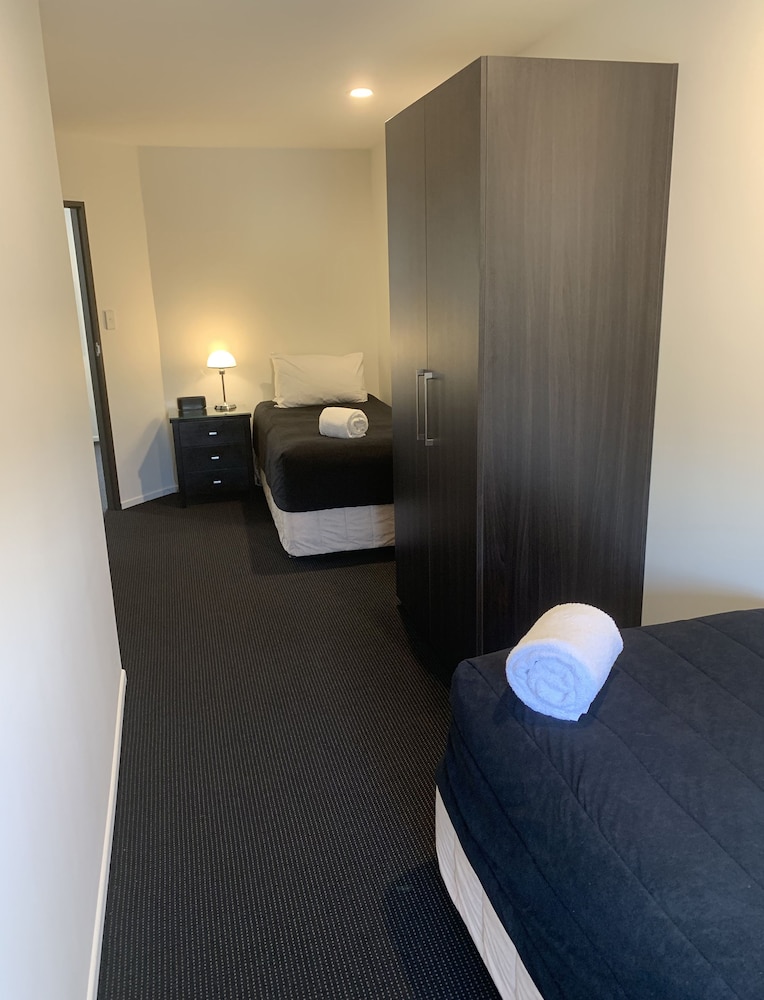 Pavilions Hotel 22/69