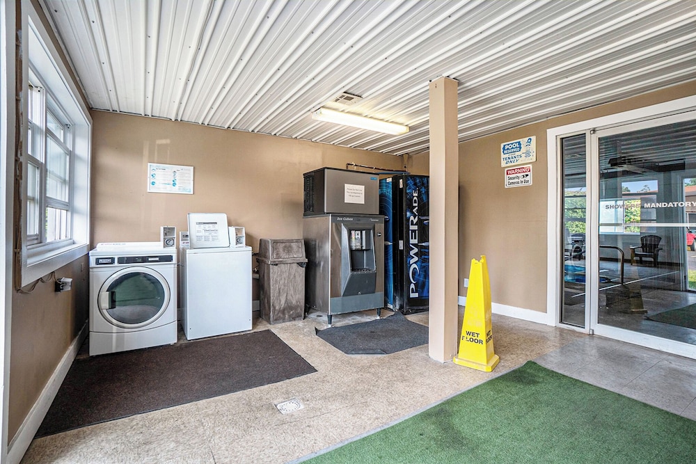 Great Lakes Inn and Suites 37/45