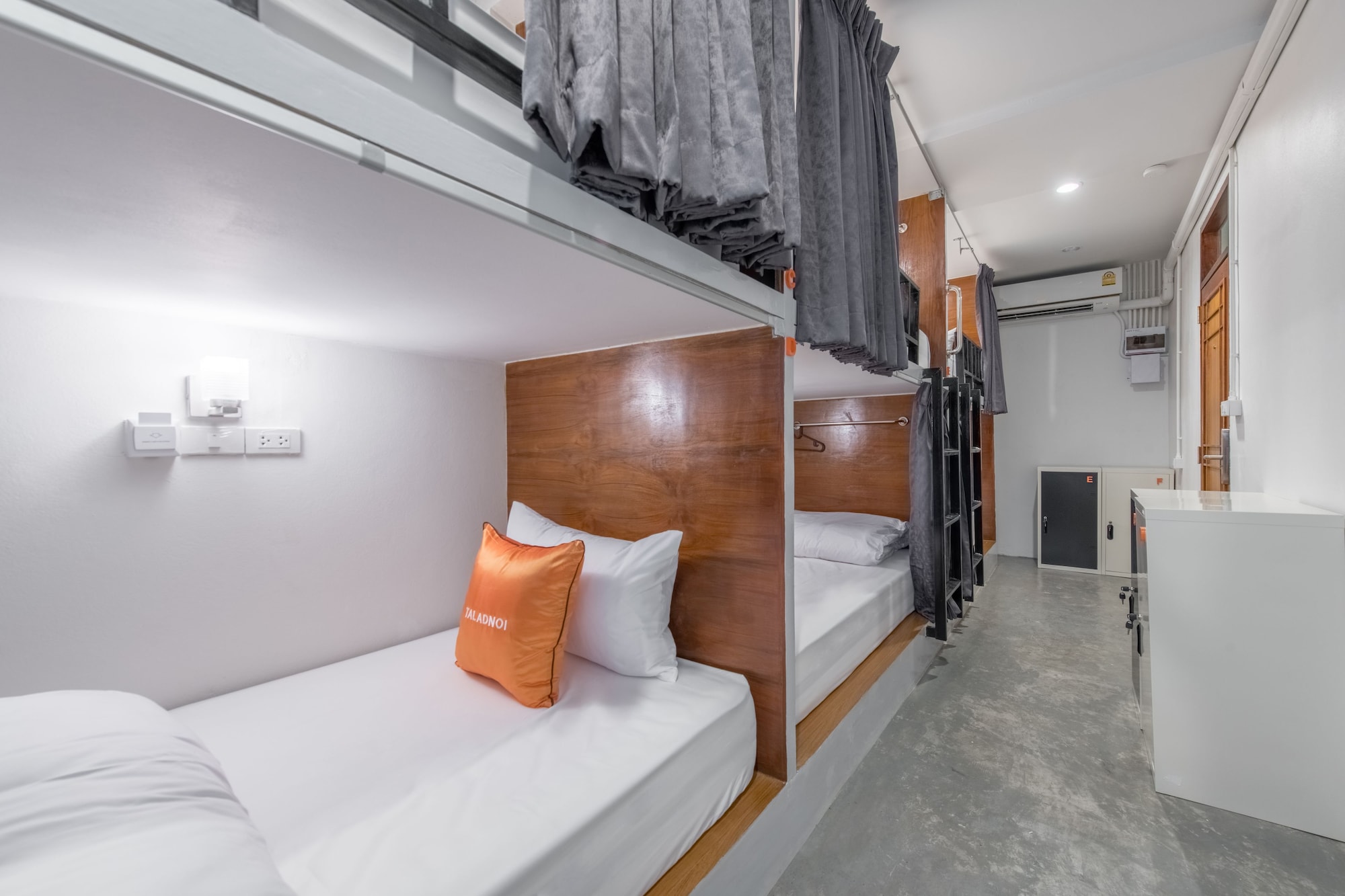MIXED DORM, 6 BEDS, SHARED BATHROOM