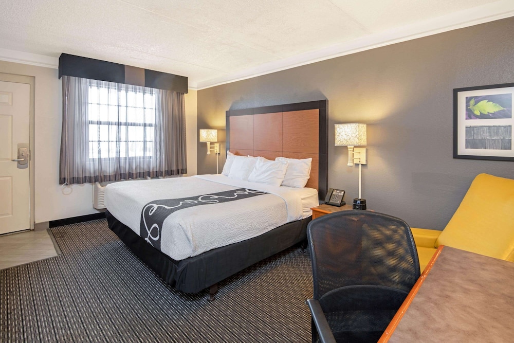 La Quinta Inn by Wyndham San Antonio I-35 N at Toepperwein 12/32