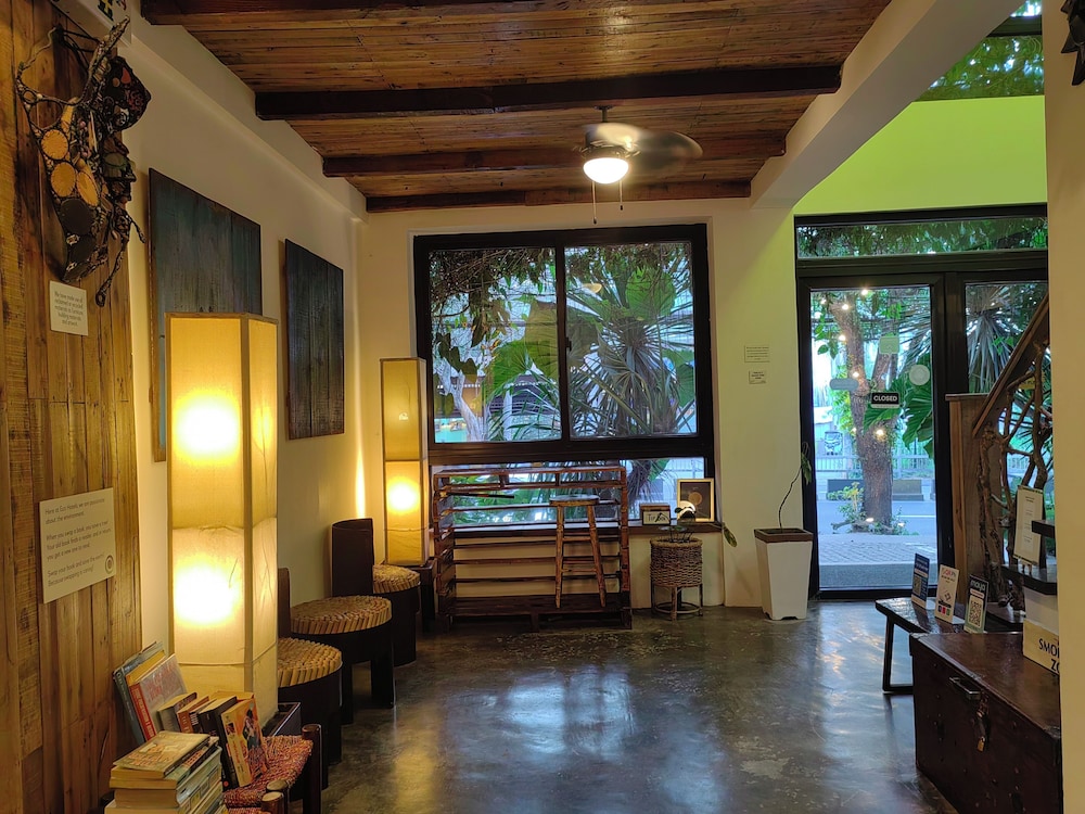 Cabins By Eco Hotel Tagaytay 58/67
