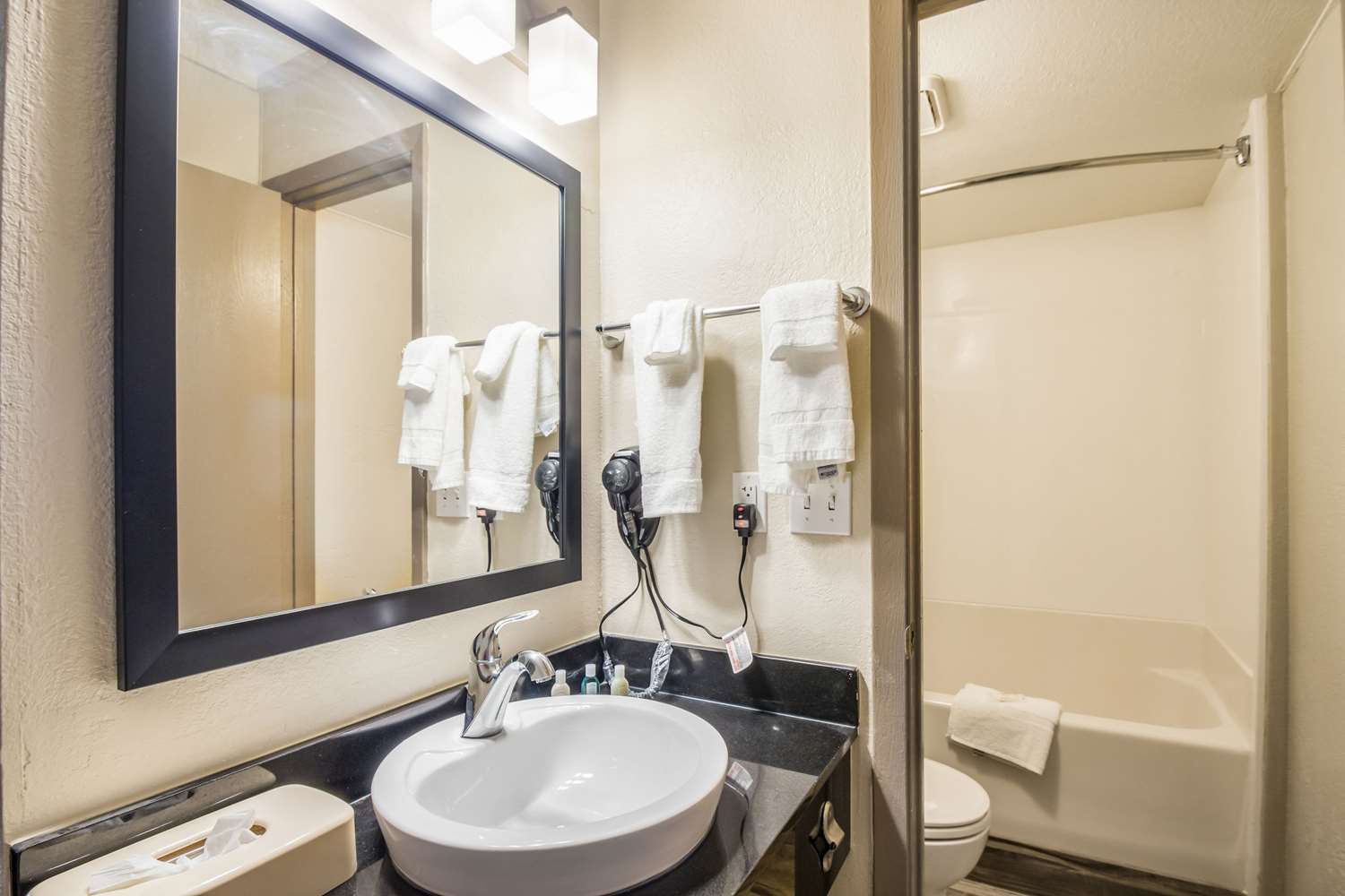 غرفة بسريرين مزدوجين، AmericInn by Wyndham Madison WI 4/4