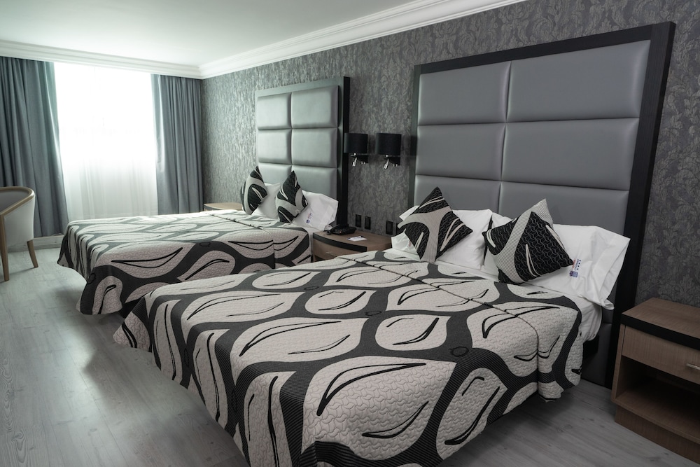 Master, Suite, 2 Queen Beds
