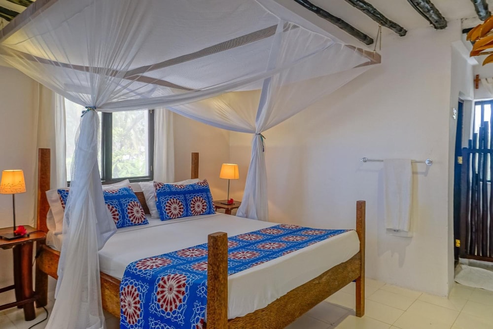 Indigo Beach Zanzibar 15/75