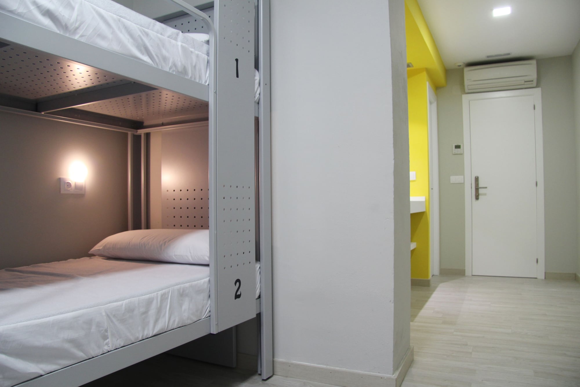 ROOM, TWIN BEDS