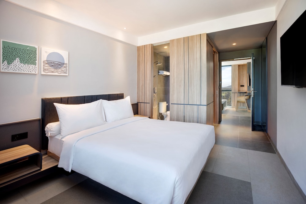 PREMIUM, QUEEN BED, SOFA