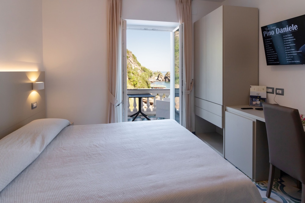 SUPERIOR, QUEEN BED