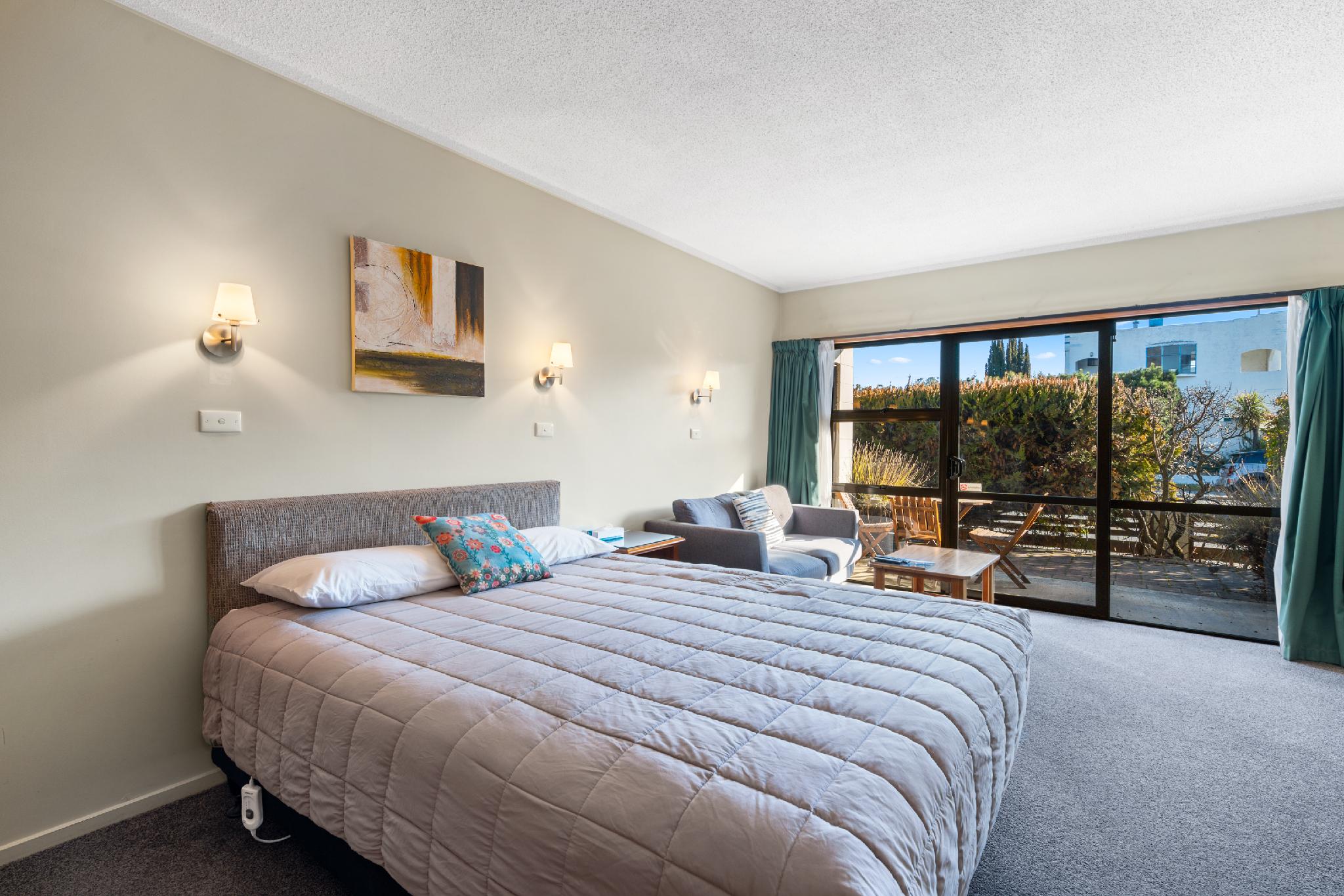 Studio, Queen Bed